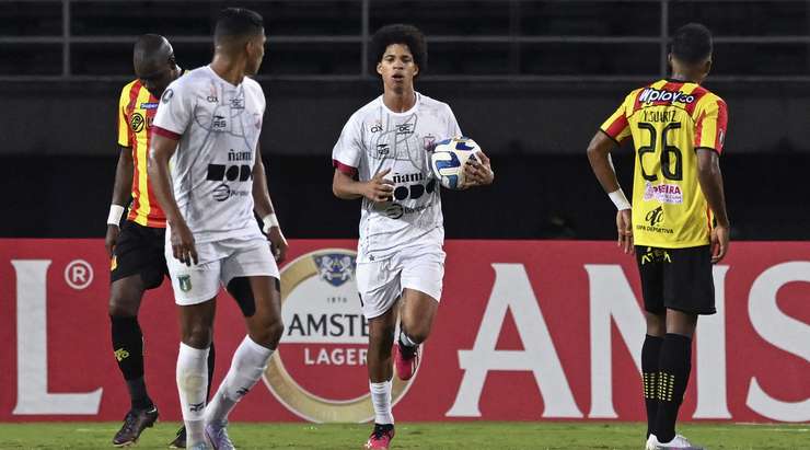 David Martinez (Monagas) nhận một đường chuyền và quyết định sút từ khoảng cách chừng 20 mét. Cú ra chân của anh phải nói là hoàn hảo! Bóng đi ra ngoài tầm với của thủ môn và vào sát mé trong cột dọc bên trái.