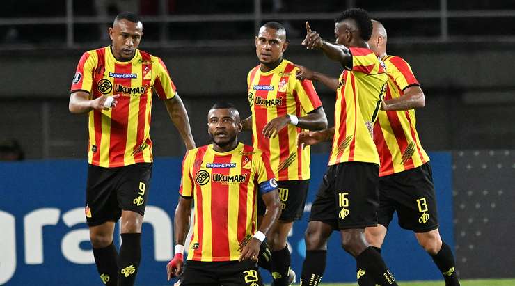 Carlos Andres Ramirez Aguirre (Dep. Pereira) đánh lừa thủ môn Orlando Mosquera đổ người về góc và sút quả penalty vào chính giữa khung thành.