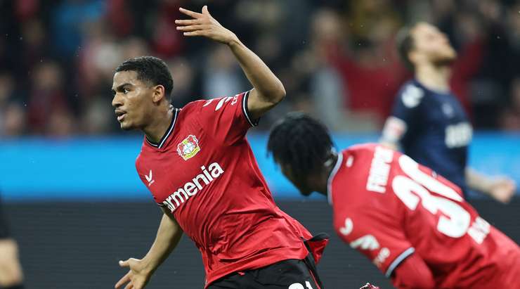 Vào! Moussa Diaby thể hiện nhãn quan chiến thuật tuyệt vời bằng một đường chuyền tinh quái bên trong vòng cấm. Amine Adli (Bayer Leverkusen) cũng đã hoàn thành tốt phần việc của mình với cú sút một chạm, ghim bóng vào góc trái khung thành. 1:1.