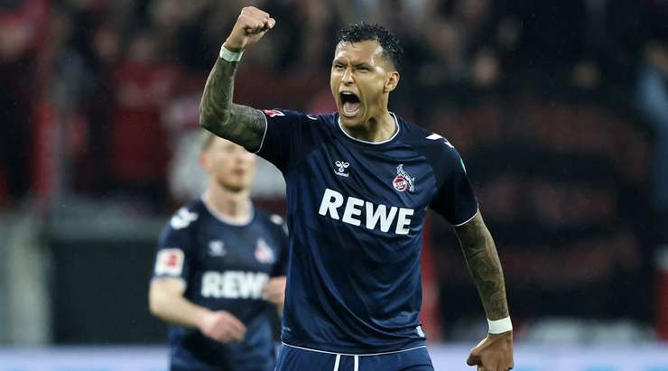 Vào! Một đường lob bóng của Florian Kainz mở ra cơ hội cho Davie Selke (Köln) và anh dễ dàng đánh bại thủ môn bằng một có đánh đầu cận thành vào góc thấp bên trái. Tỉ số là 0:1.