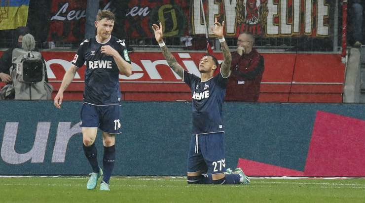 Vào! Jan Thielmann thực hiện một quả tạt vào vòng cấm và kiến tạo thành công cho Davie Selke (Köln), người đã đón bóng và dứt điểm chuẩn xác vào nóc lưới. Tỉ số đã được nâng lên 1:2.