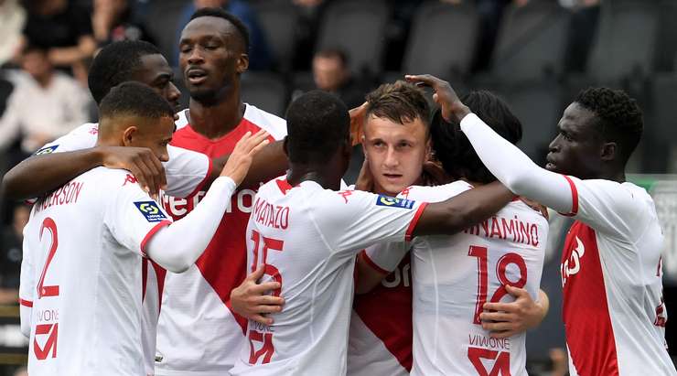 Vào! Vanderson trả bóng về tuyến sau cho Aleksandr Golovin (Monaco). Và từ một vị trí gần rìa vòng cấm, cầu thủ này đánh bại thủ môn bằng một cú sút đẹp mắt vào góc trên bên phải khung thành. Tỉ số là 0:1.