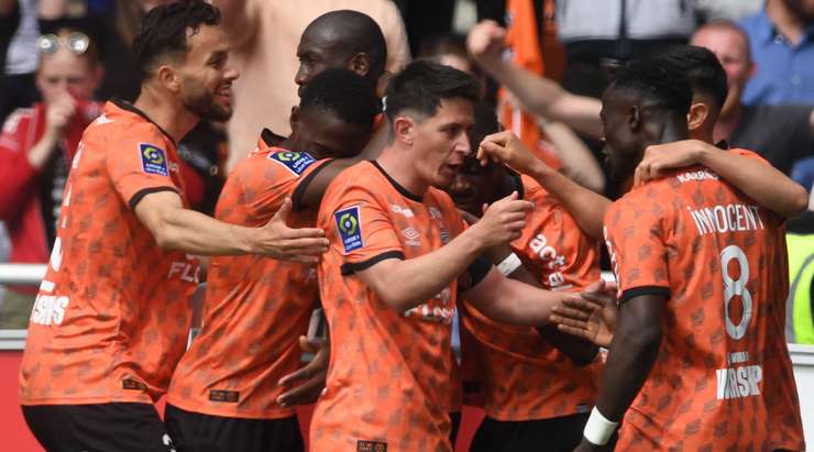Ibrahima Kone (Lorient) thay đổi thành công bảng tỉ số sau khi anh nhận một đường kiến tạo xuất sắc của đồng đội và chuyển hóa nó thành bàn thắng với một cú sút đi vào phía trong cột dọc bên phải.