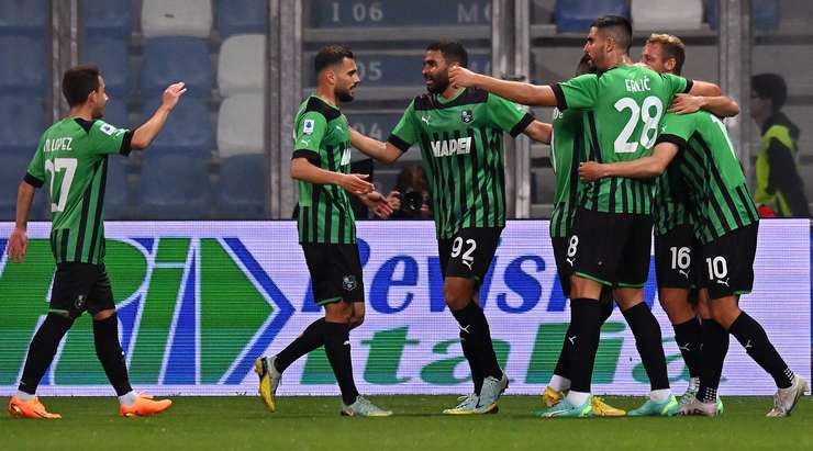 Domenico Berardi (Sassuolo) nhận một đường chọc khe tinh tế và anh bình tĩnh sút bóng chuẩn xác vào góc phải phía trên khung thành.