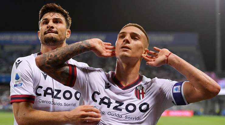 Nicolas Dominguez (Bologna) khống chế bóng gọn gàng sau một đường chuyền sắc bén của đồng đội tại rìa vòng cấm và cứa bóng vào góc cao bên phải khung thành, theo một phong cách đã thành thương hiệu của anh.