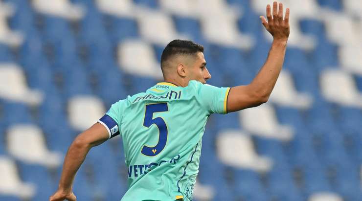 VÀO! Davide Faraoni (Verona) nhận một đường chuyền và quyết định thử vận may của mình từ xa. Cú sút bị một cầu thủ khác làm đổi hướng, vừa đủ để khiến thủ môn Bartlomiej Dragowski không thể làm gì được. Tỉ số là 0:1.