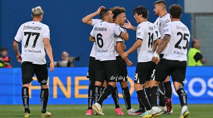 Một pha dứt điểm đẹp mắt! Ethan Ampadu (Spezia) tung cú sút một chạm xuất sắc từ xa vào góc cao bên trái, bóng đập cột dọc vào lưới.