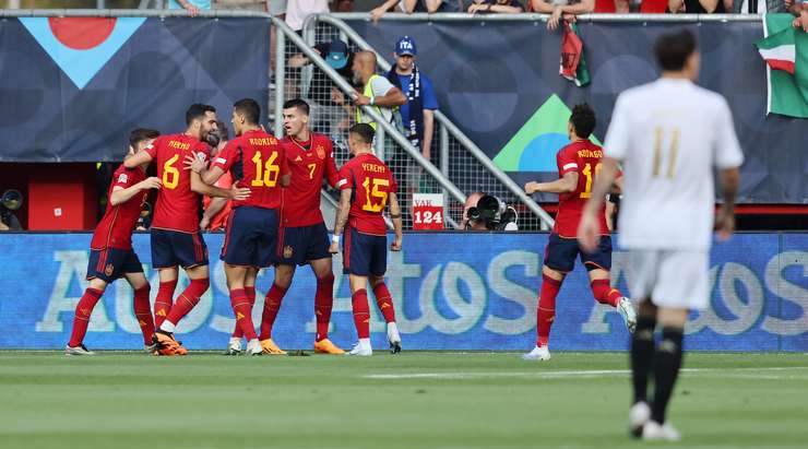 Yeremy Pino (Tây Ban Nha) đã đưa bóng nằm gọn trong lưới sau tình huống phá bóng lỗi của hậu vệ đối phương!