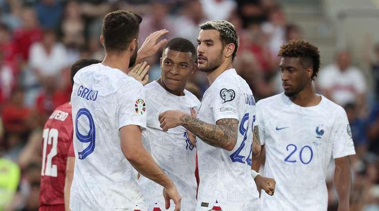 Vào! Kylian Mbappe (Pháp) sút bóng vào góc thấp bên trái khung thành, vượt qua tầm với của Dayle Coleing dù thủ môn đã đổ người hết cỡ.