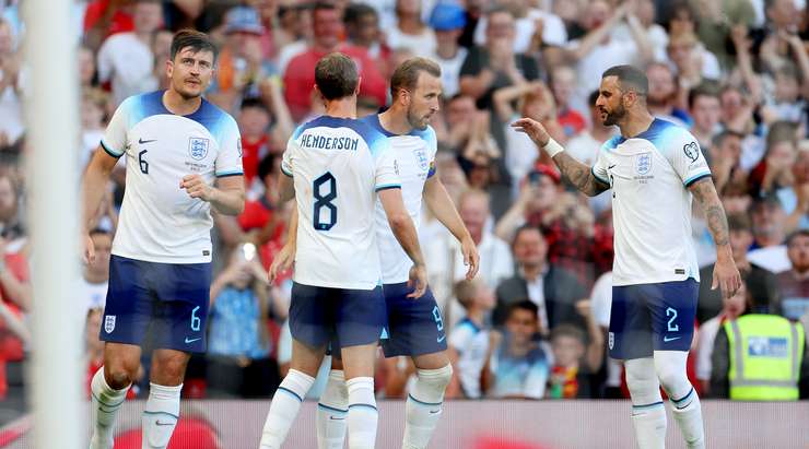 Vào! Luke Shaw tung một đường chuyền tuyệt vời đến vị trí của Harry Kane (Anh) trong vòng cấm, và cầu thủ này tận dụng rất tốt cơ hội để dứt điểm gọn gàng vào ngay giữa mành lưới. 1:0.