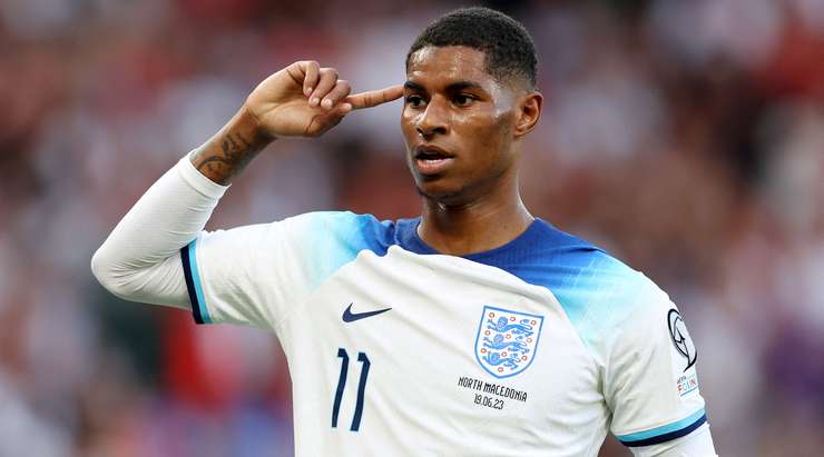 Vào! Một đường chuyền ngang đơn giản của Jordan Henderson đưa bóng đến chân Marcus Rashford (Anh) bên trong vòng cấm, anh chỉnh lại tư thế và quất chân đưa bóng đi chìm vào chính giữa khung thành. Tỉ số là 3:0.