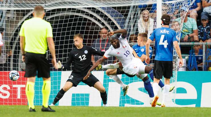 Vào! Romelu Lukaku (Bỉ) ghi bàn với một cú sút tuyệt vời vào bên trái khung thành sau khi được giải thoát trong vòng cấm bởi một đường chuyền bổng xuất sắc từ Aster Vranckx. Tỉ số bây giờ là 0:1.