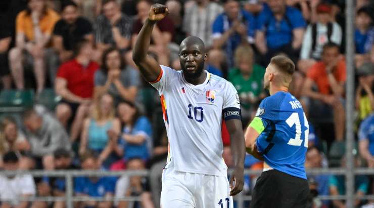Một đường chuyền dài vượt qua hàng phòng ngự tới vị trí của Romelu Lukaku (Bỉ) và anh đã dễ dàng dứt điểm thành công vào góc thấp bên trái khung thành!