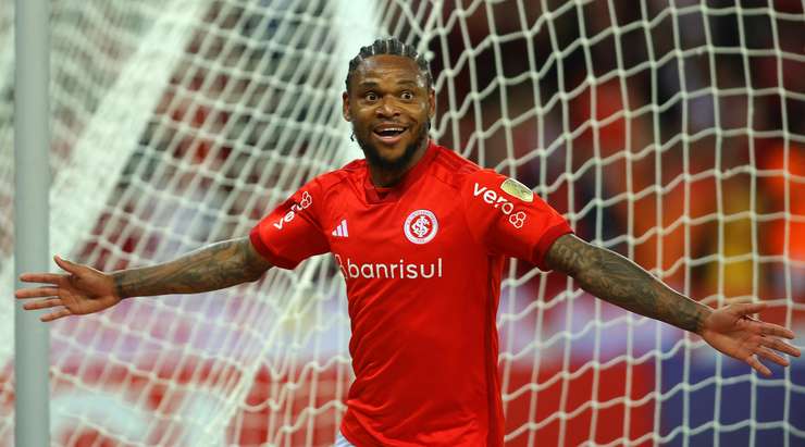 Vào!Luiz Adriano (Internacional) là người phản ứng đầu tiên với đường chuyền bóng bổng và bình tĩnh đưa bóng vào lưới bằng cơ thể mình.