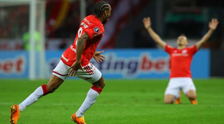 Luiz Adriano (Internacional) nhận một đường chuyền đẹp mắt từ đồng đội và tung cú sút chìm, đưa bóng vào góc thấp bên phải khung thành trong sự bất lực của thủ môn.