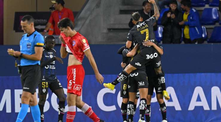 Một pha dứt điểm tuyệt vời! Brian Diaz (Independiente del Valle) thoát ra sau hàng phòng ngự với một pha bứt tốc và từ rìa vòng cấm anh ấy giữ bình tĩnh để tâng bóng qua Alexis Martin. Anh ấy thay đổi tỉ số thành 2:1.