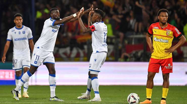 VÀO! M'Baye Niang (Auxerre) không từ chối món quả của thủ môn đối phương và dễ dàng đưa bóng vào lưới từ cự ly gần sau khi thủ môn này ói bóng ra. 1:2!
