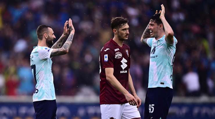 Marcelo Brozovic (Inter) đã không do dự sút bóng ngay ngoài vòng cấm. Mặc dù cú sút không thực sự hiểm hóc, bóng đi chìm vào chính giữa khung thành, nhưng thủ môn đối phương vẫn để thủng lưới.