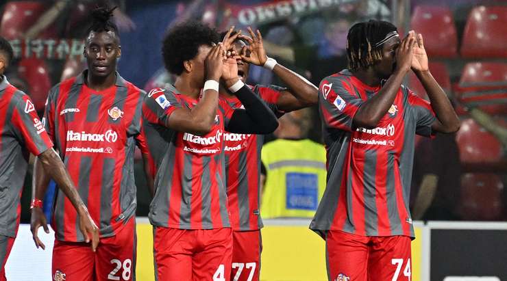 Frank Tsadjout (Cremonese) đón một đường chuyền tuyệt vời và đột phá qua hàng phòng ngự đối phương trước khi tung ra một cú sút tầm trung, đưa bóng vượt qua thủ môn vào mé trong cột dọc bên trái.