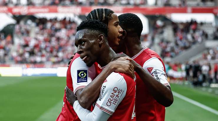 Folarin Balogun (Reims) nhận một đường chuyền sát thủ, đặt anh vào thế đối mặt với thủ môn và anh đã bình tĩnh đưa bóng vào lưới.