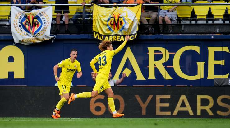 Jorge Pascual (Villarreal) nhận một đường chuyền đẹp mắt từ đồng đội và tung cú sút căng, đưa bóng vào sát mé trong cột dọc bên phải. Một cú sút xuất sắc!