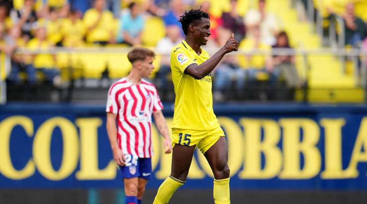 Vào! Nicolas Jackson (Villarreal) đã không do dự tung cú sút ngay ngoài vòng cấm. Đó là một cú sút căng tuyệt đẹp vào góc thấp bên trái khung thành, đánh bại thủ môn đối phương.