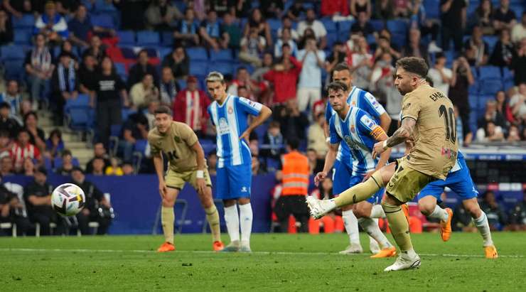 Vào! Adrian Embarba (Almeria) giành chiến thắng trên chấm phạt đền bằng một cú sút không thể cản phá, vượt qua tầm với của thủ môn Joan Garcia vào góc phải khung thành.