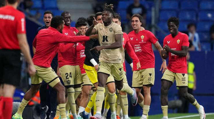 El Bilal Toure (Almeria) ghi bàn từ một vị trí khó. Anh ấy bật cao để đón quả tạt và đánh đầu hiểm hóc vào phía trong cột dọc bên phải. Một pha dứt điểm xuất sắc.