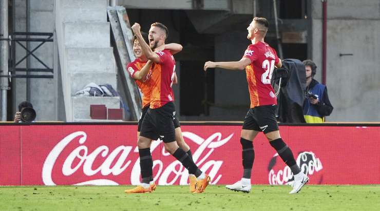 Jose Copete (Mallorca) đón quả phạt góc và thể hiện khả năng săn bàn của mình với một cú đánh đầu lạnh lùng từ cự li gần vào góc phải cầu môn. Tỉ số là 2:0.