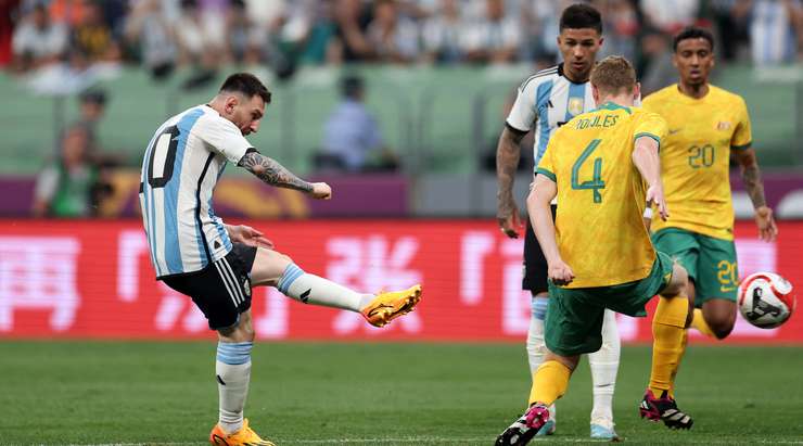 Lionel Messi (Argentina) khống chế bóng gọn gàng từ một đường chuyền sắc bén tại rìa vòng cấm và cứa bóng vào phía trong cột dọc bên trái, theo một phong cách đã thành thương hiệu của anh.